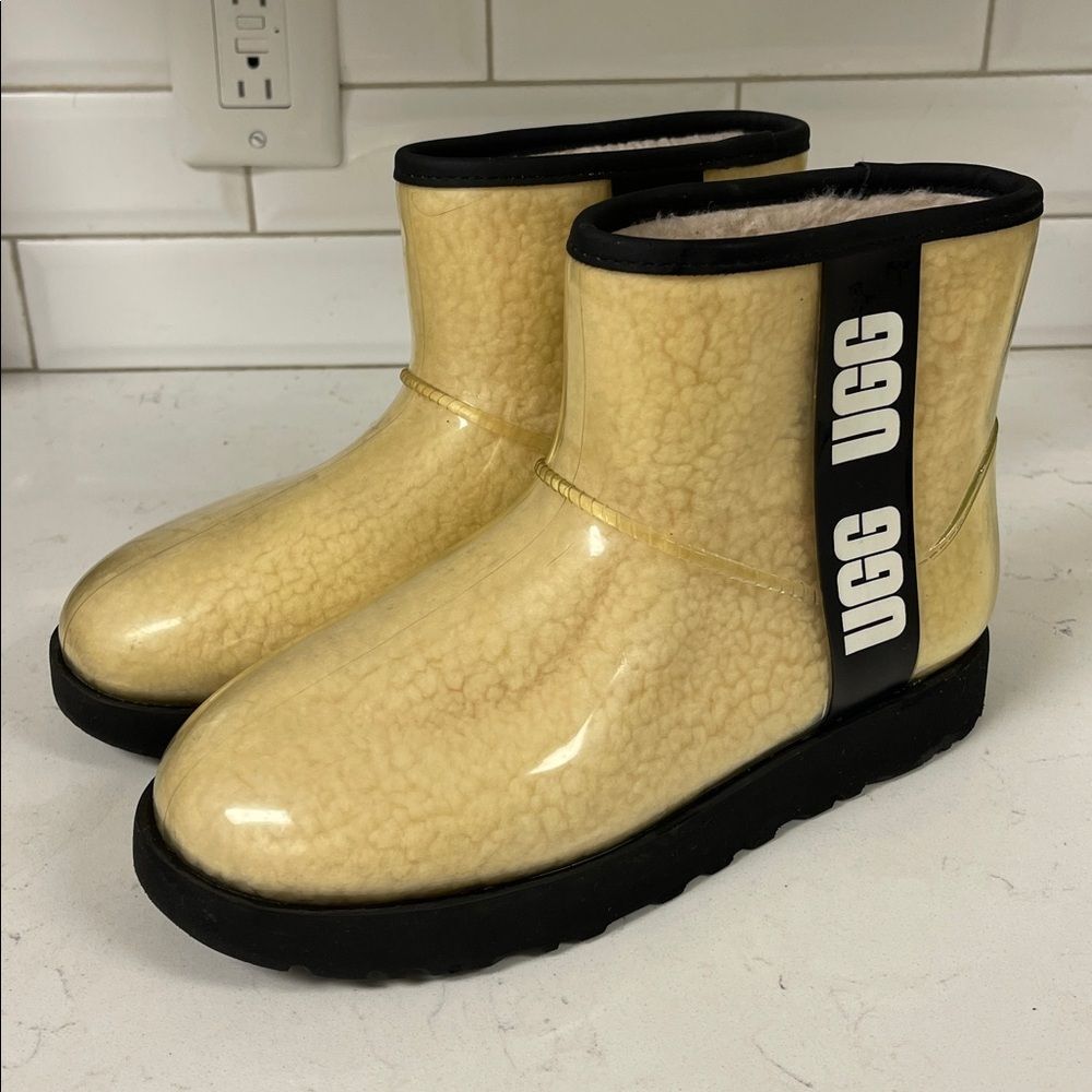 UGG CLASSIC CLEAN MINI SHEEPSKIN Style 1113190
Size 8